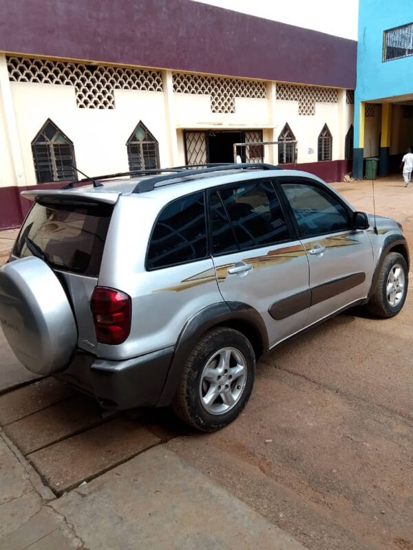 Toyota Rav4 édition 2003 intermédiaire.